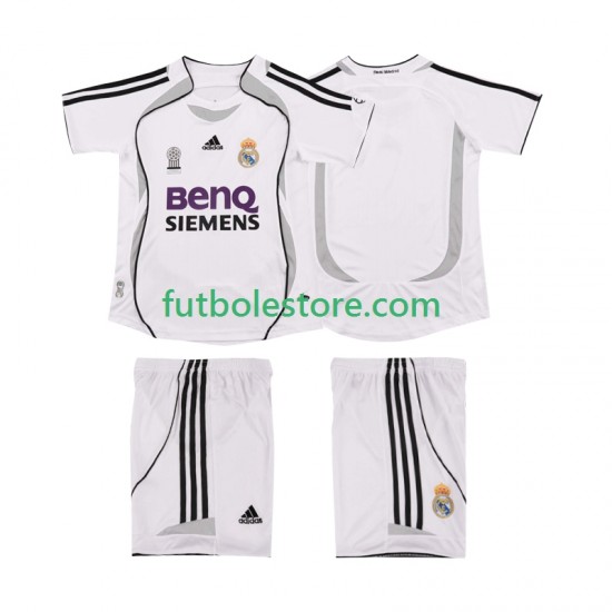 Primera Equipación del Real Madrid Retro 2006 2007 Manga Corta para Niño (Camiseta y pantalón) Primera Equipación del Real Madrid Retro 2006 2007 Manga Corta para Niño (Camiseta y pantalón)