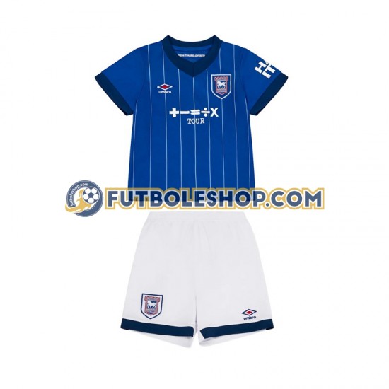 Primera Equipación del Ipswich Town 2024-2025 Manga Corta para Niño (Camiseta y pantalón) Primera Equipación del Ipswich Town 2024-2025 Manga Corta para Niño (Camiseta y pantalón)